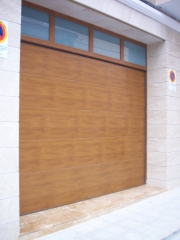 Puerta seccional de imitacin a madera, acabado liso.