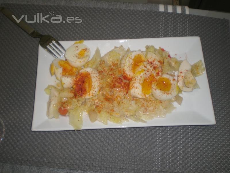 Emplatado de ensalada de verduras ASYS aadiendo pimentn y aceite de oliva