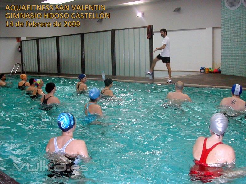 CLASE DE AQUAFITNESS. PISCINA