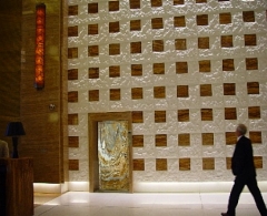 Puerta de marmol integrada en una fachada de piedra natural.