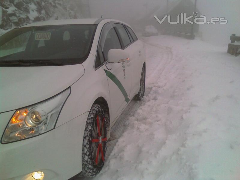 En Sierra Nevada con nieve y niebla no se ve ni la carretera