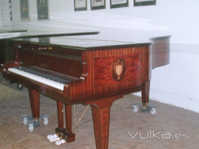 Afinador de pianos YEVES, Piano con marqueteria Schimmel