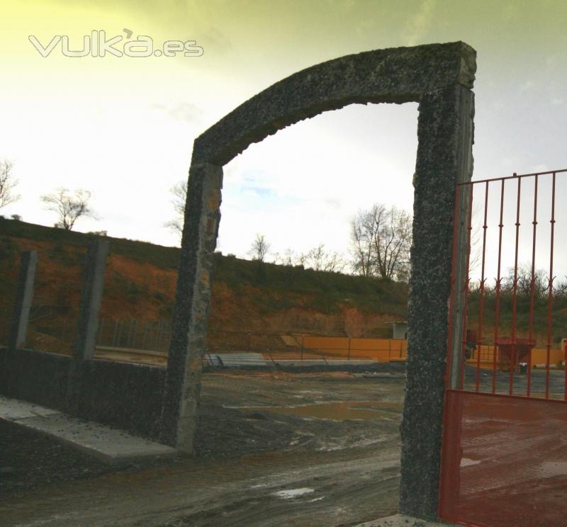 Arco prefabricado terminada en piedra natural negra, cerramiento de fincas con paneles prefabricados