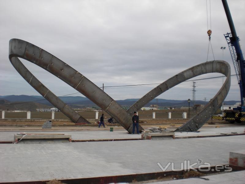 Arcos escultoricos fabricados en acero para Belmez, 20 toneladas, fabricada en chapa de 8mm.