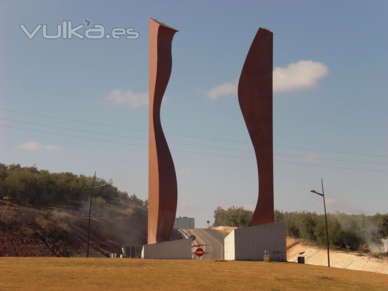 Escultura en acero, 12 toneladas, altura 18 metros, ubicadas en Lucena.