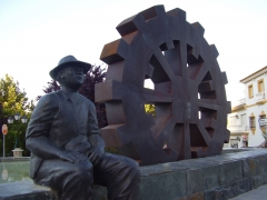 Escultura realizada en acero corten, ubicada en albendin
