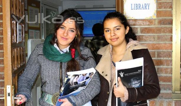 Alumnas saliendo de la Biblioteca de Saint Louis University, Madrid Campus