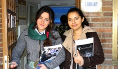Alumnas saliendo de la biblioteca de saint louis university, madrid campus