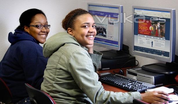 Alumnas en una de nuestras salas de ordenadores en el campus