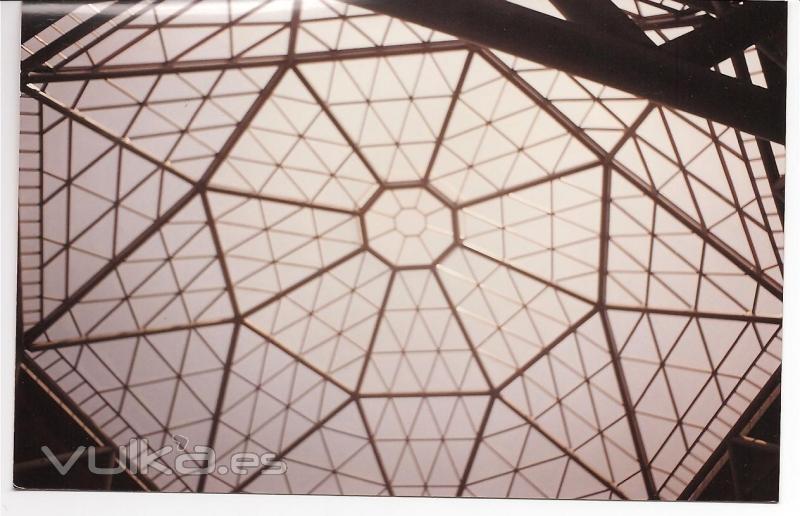 Cúpula de planta poligonal diametro 30.00 mts. en metacrilato moldeado. Obra : Mercado Central MERCOVASA , en Valencia