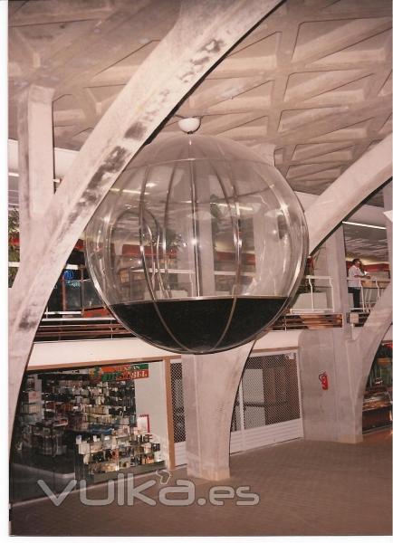 Esfera de diametro 3.60 mts. en metacrilato y acero inoxidable , suspendida por cable de acero Obra emisora de ...
