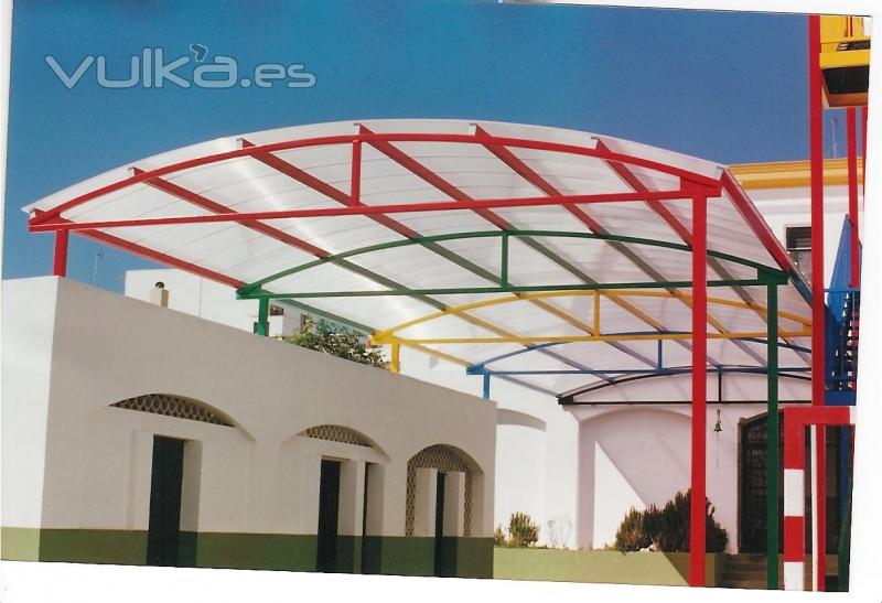 Boveda en policarbonato celular autoportante con estructura multicolor , en colegio La Salle de San Fernando (Cadiz)