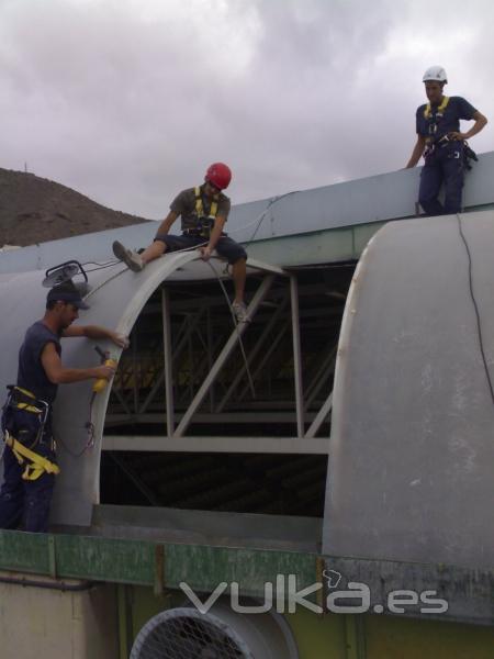 trabajos en cubierta de pabellones, naves y otras estructuras.