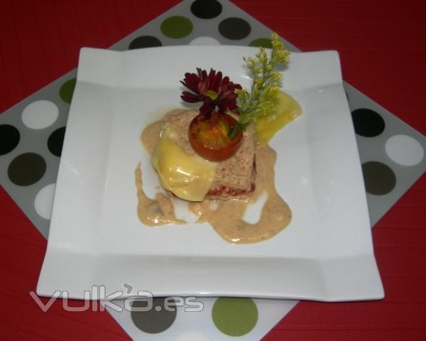 PASTEL DE POLLO CON VERDURAS Y MARISCO EN CREMA DE LANGOSTA