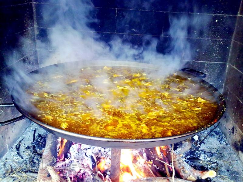 Arroz con conejo de monte al fuego