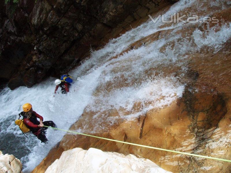 Descenso de barranco Avanzados - Perfeccionamiento. Actividades de todos los niveles.