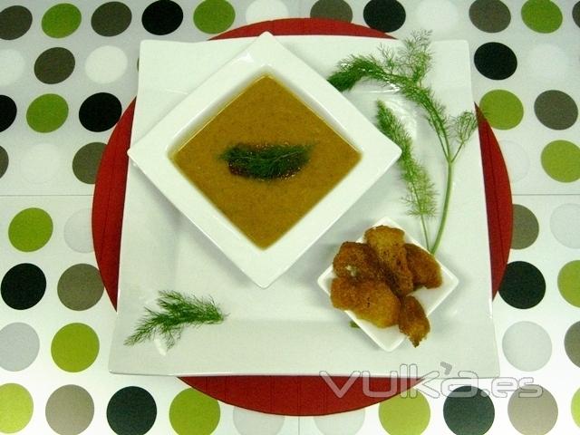 CREMA DE BERROS CON PIMIENTOS ACOMPAADA CON GALLETA DE PAN  FRITO