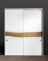 Armario despensa de cocina con puertas correderas con rellenos de cristal lacado blanco y serigrafia horizontal de