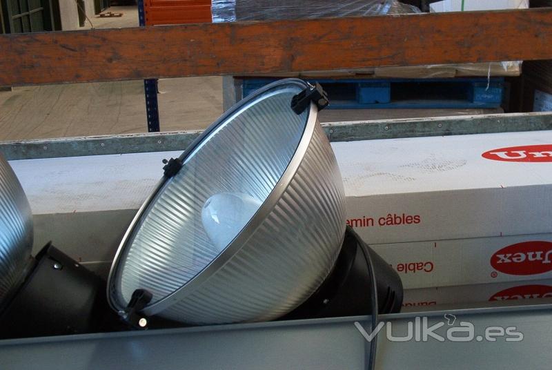 ALUMBRADO: LUMINARIA REFLECTOR INDUSTRIAL PARA NAVES INDUSTRIALES.