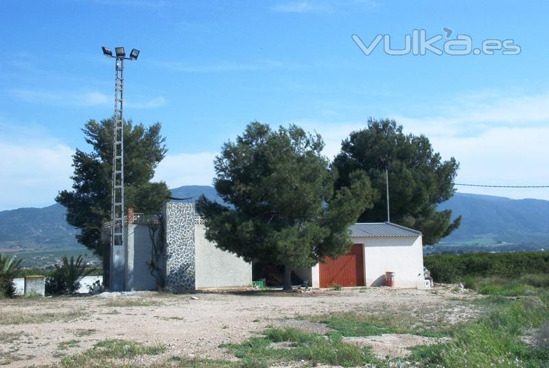 ALUMBRADO EXTERIOR CON TORRE PRESILLA Y PROYECTORES INDUSTRIALES DE UNA CAMPA JUNTO A CASETA DE RIEGOS AGRICOLAS.