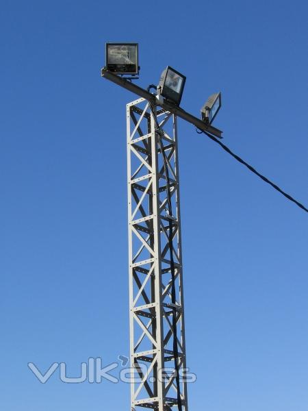 ALUMBRADO EXTERIOR DE UNA INDUSTRIA CON PROYECTORES INDUSTRIALES DE HALOGENUROS METALICOS SOBRE UNA TORRE METALICA ...