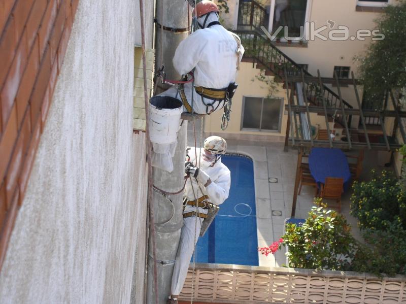 TRABAJO VERTICAL PARA LA RETIRADA DE AMIANTO