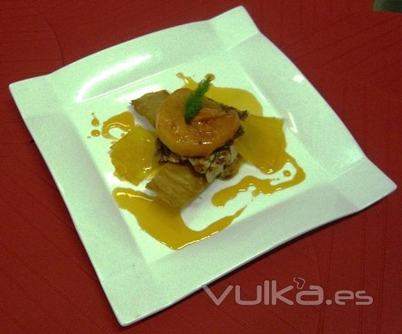 SOLOMILLO  DE CERDO CARAMELIZADO, CON ESENCIA DE AZAHAR, MONTADO ENTRE TEJAS DE PASTA FILO Y GELATINA DE NARANJA, ...