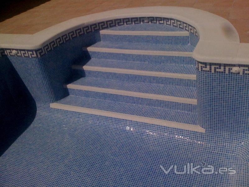 piscina con escalera romana