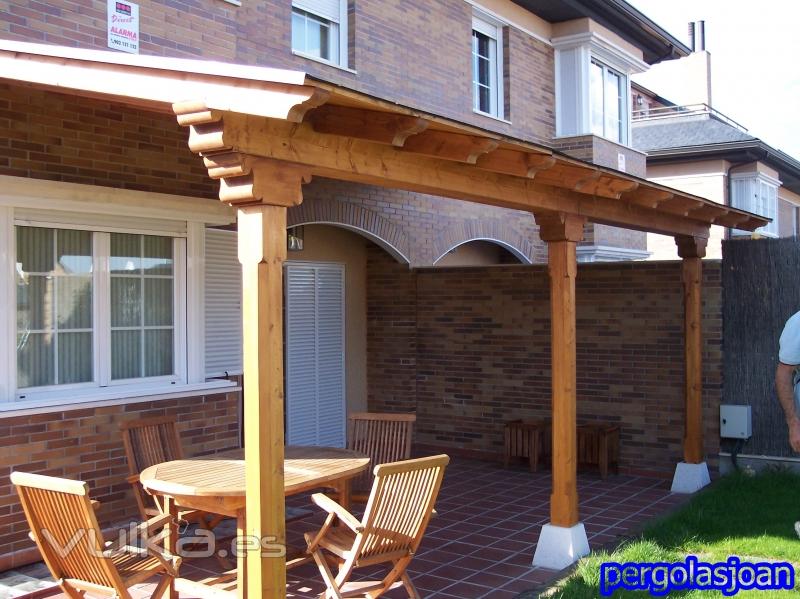 pergola  de madera adosada ala casa con cubierta de tegola