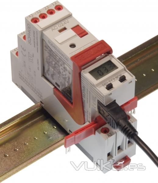 Base y relé de la serie electromecánica estándar montados sobre raíl y conectados a un módulo de control ...