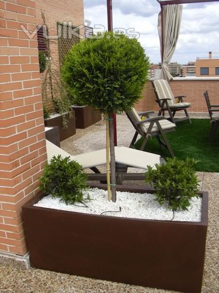 Decoracin de tico con plantacin y jardineras