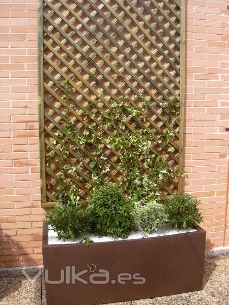 Decoracin de tico con plantacin y jardineras