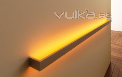 Iluminacin a medida: Bandarilla de luz con iluminacin LED. Longitud variable hasta 1500 mm, segn planificacin.