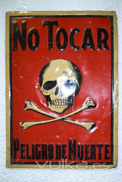 PLACA DE PELIGRO DE MUERTE ANTIGUA. FONDO ROJO.