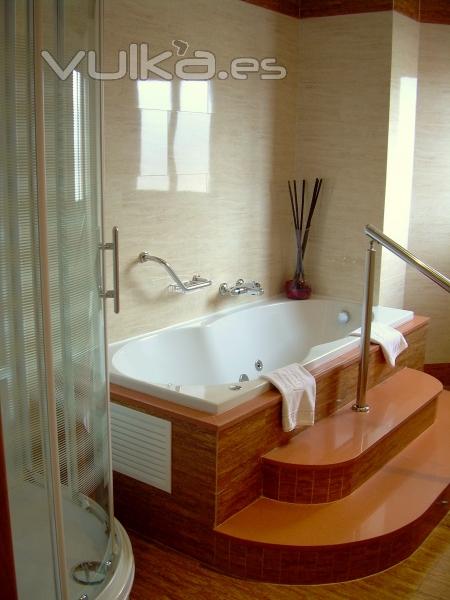 Jacuzzi y Ducha Hidromasaje en Junior Suite