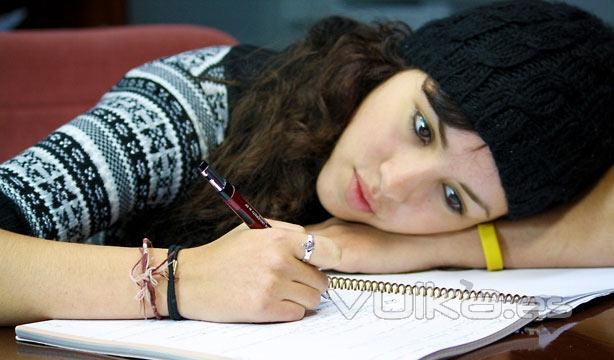 Alumna en la biblioteca