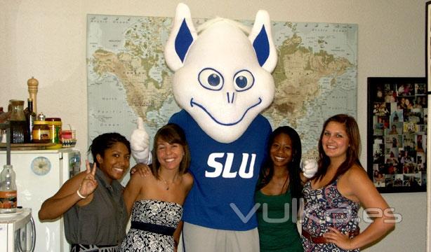 El Billiken visitando una residencia de alumnas