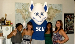 El billiken visitando una residencia de alumnas