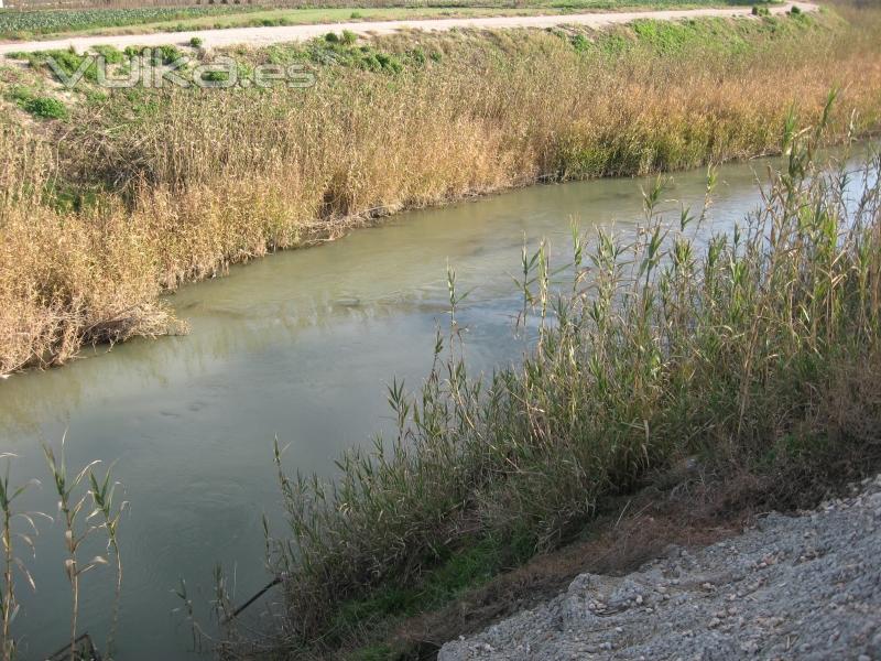 RIEGOS AGRICOLAS. LOMERA HORMIGON PROTECCION TUBERIA CAPTACION AGUA RIO.