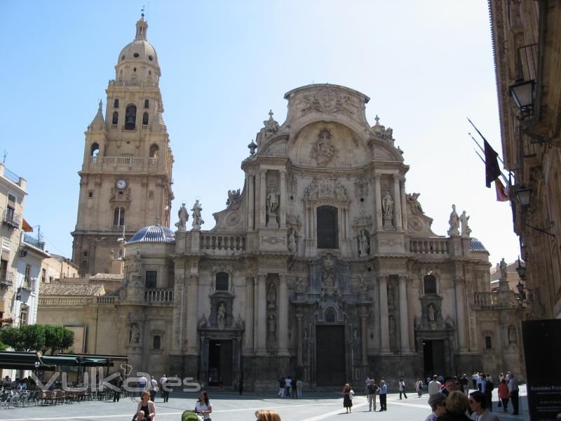 FAROLAS ALUMBRADO ORNAMENTAL JUNTO A LA CATEDRAL DE MURCIA.