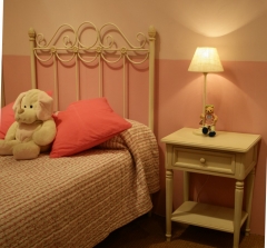 Ambiente dormitorio flor color decap. disponible en varias medidas y colores.