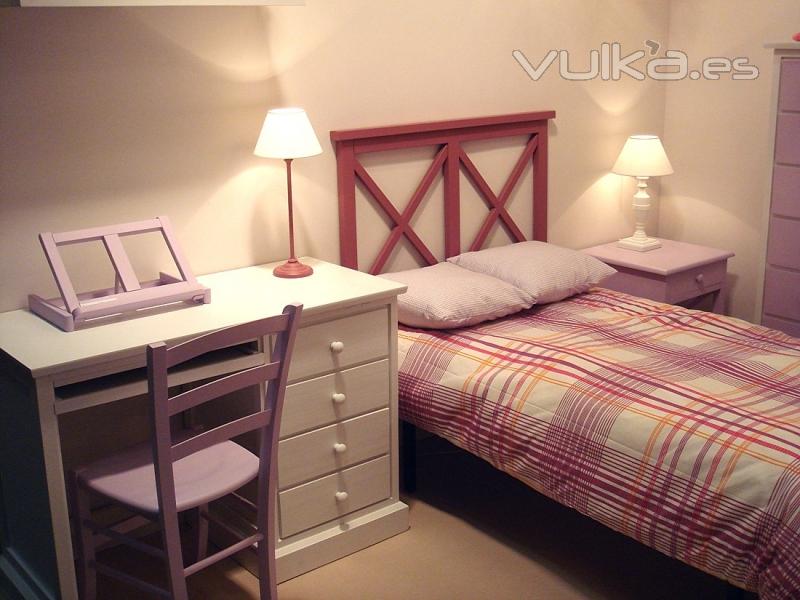 Ambiente Dormitorio Luca Color Rosa Cipango. Disponible en varias medidas y colores.