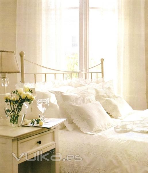 Ambiente Dormitorio Albi Color Marfil. Disponible en varas medidas y colores.