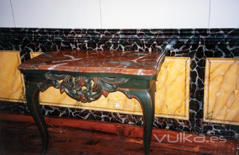 Panel en imitación de mármoles Levanto y Amarillo de Siena, con molduras falsas también pintadas y mesa en ...
