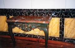 Panel en imitacion de marmoles levanto y amarillo de siena, con molduras falsas tambien pintadas y mesa en