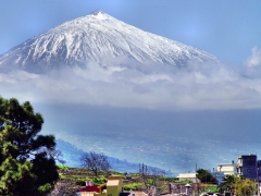 El teide es un volcan situado en la isla de tenerife (islas canarias, espana) con una altura de 3718 metros