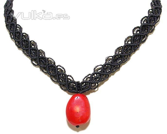 ¡OFERTA! Collar de tejido artistico con coral. Hecho a mano. Antes - 28EUR, AHORA 19EUR