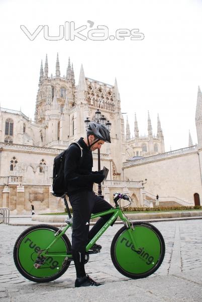 Juan en la bici de rueding, de fondo la Catedral de Burgos