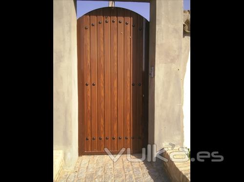 Abatibles y peatonales : Puerta de paso peatonal para cierre exterior de fachada.  Formada por  marcos perimetrales ...