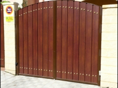 Abatibles y peatonales : puerta de acceso a vehculos de dos hojas abatibles formada por marcos  perimetrales de ...